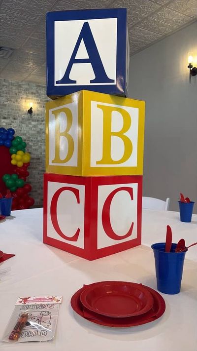 Baby shower table with an ABC block centerpiece