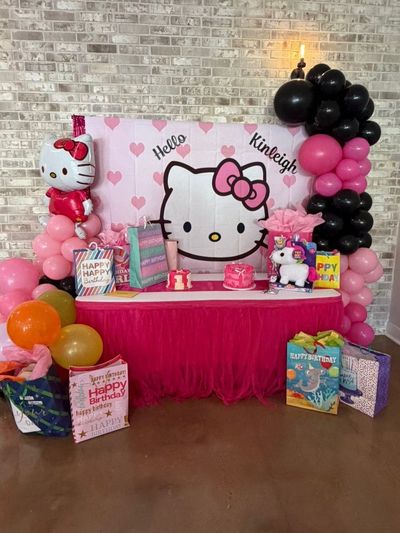Hello Kitty gift table